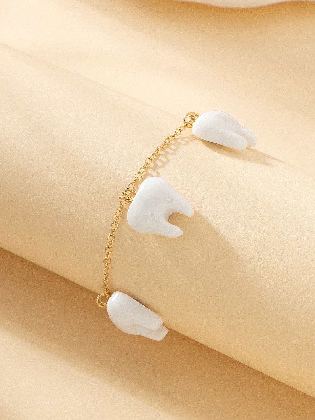 Un ciondolo alla caviglia unico, carino e realistico, alla moda, con piccoli denti, accessori per le vacanze al mare_voghion.com