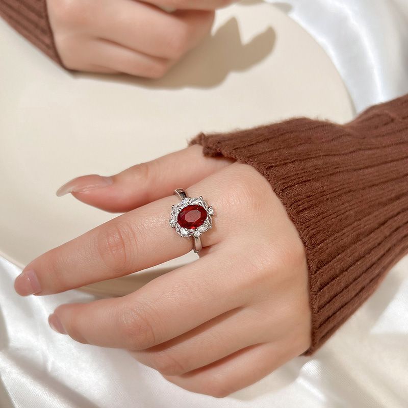 Let luksus, klar rød, farverige diamanter, eksklusivt og nichedesign, åben ring, 2024 pegefingerring_voghion.com