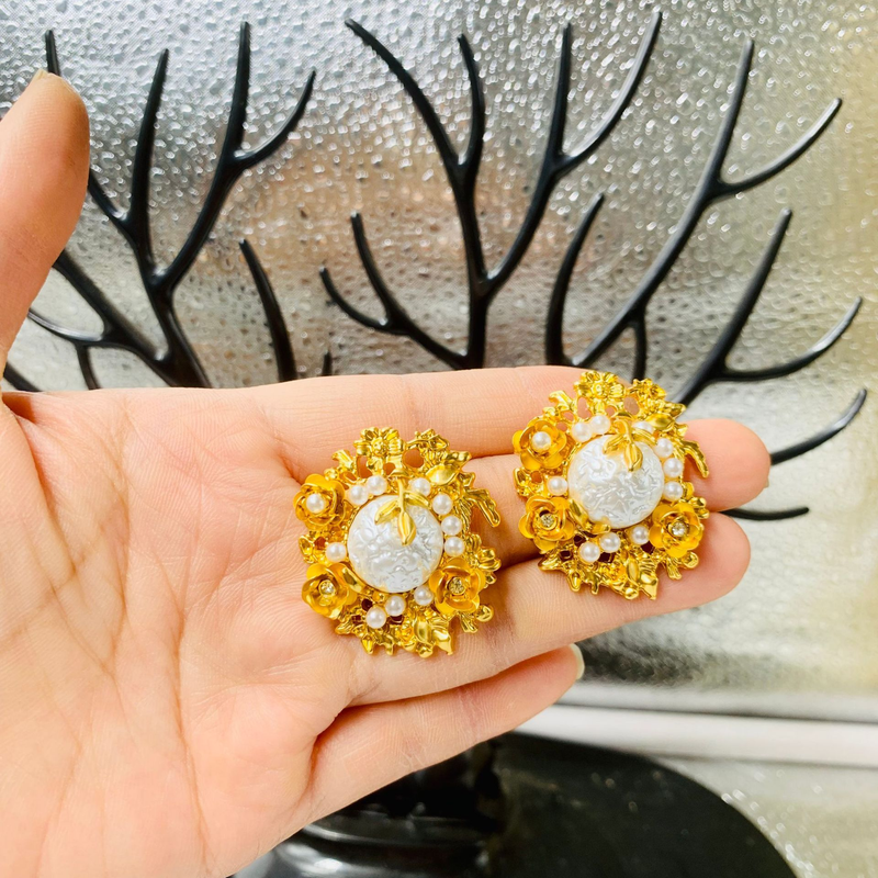 Set di fiori vintage intarsiati con pietre preziose in stile designer, oro genuino placcato, set di collane di fiori di perle intagliate tridimensionali di alta qualità_voghion.com
