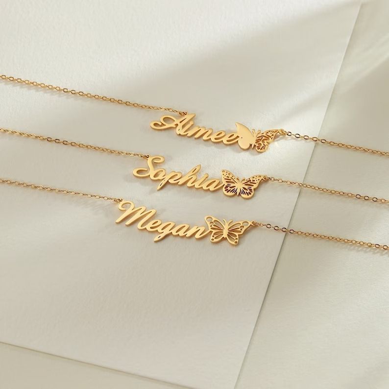 Collar personalizado con nombre en inglés antiguo y letra de mariposa, envío en 3 días_voghion.com