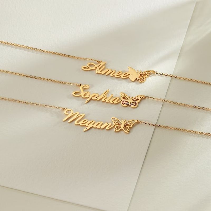Collana con nome antico in inglese con lettera a farfalla personalizzata e spedizione in 3 giorni_voghion.com