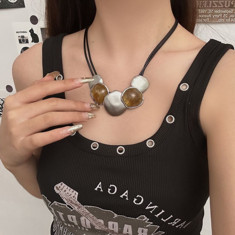 Unisex Overdreven Onregelmatige Ronde Ketting Zwart Leren Touw Sleutelbeen Ketting Niche Ontwerp Retro High End Ketting Trend_voghion.com