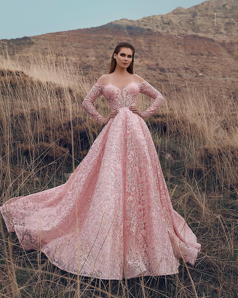 Rosa Spitzen-Brautkleider, schulterfrei, lange Ärmel, A-Linie, Brautkleider, Hofschleppe, Boho-Strandkleid, lange Ärmel, rückenfreies Party-Abendkleid_voghion.com
