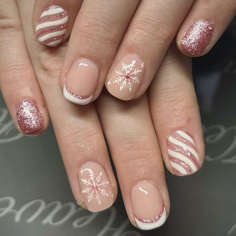 Short Gloss Square Armor 2024 New Christmas Nail Art Snowflake Glitter Irregular Stripes Detachable 24 Pieces_voghion.com