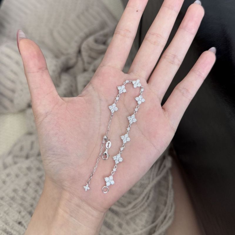 Braccialetto in argento puro con quadrifoglio a quattro foglie e quattro diamanti, con catena elastica regolabile e luce di alta qualità_voghion.com
