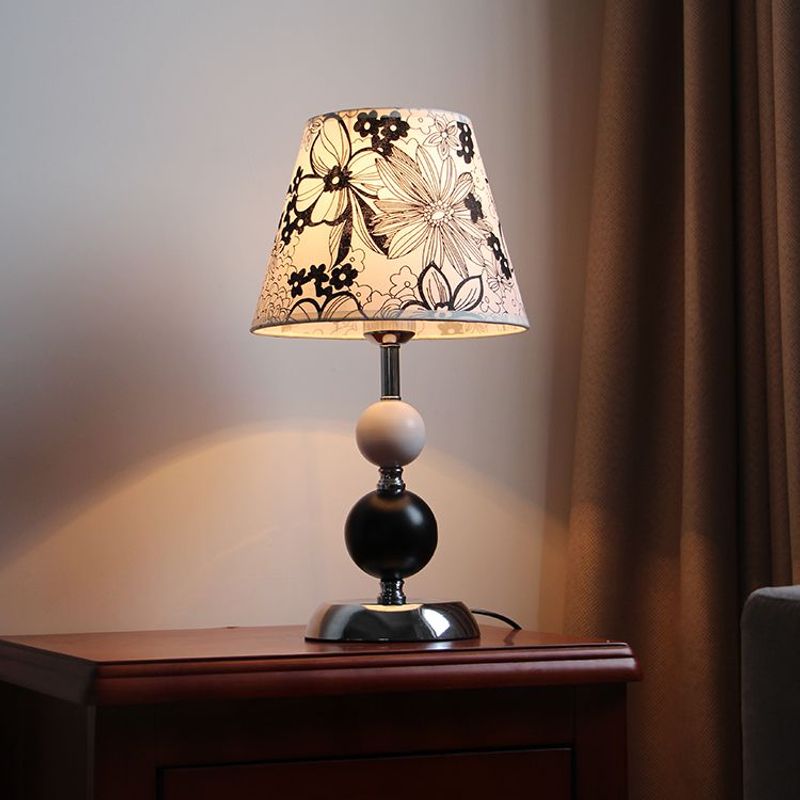 Escritorio de dormitorio con gran valor estético, estilo chica, cálido y romántico, ligero y lujoso, de hierro forjado americano, sencillo y moderno._voghion.com