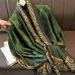 Un'elegante sciarpa in raso verde alce con motivo floreale, perfetta per l'area esterna per proteggersi dal sole e_voghion.com