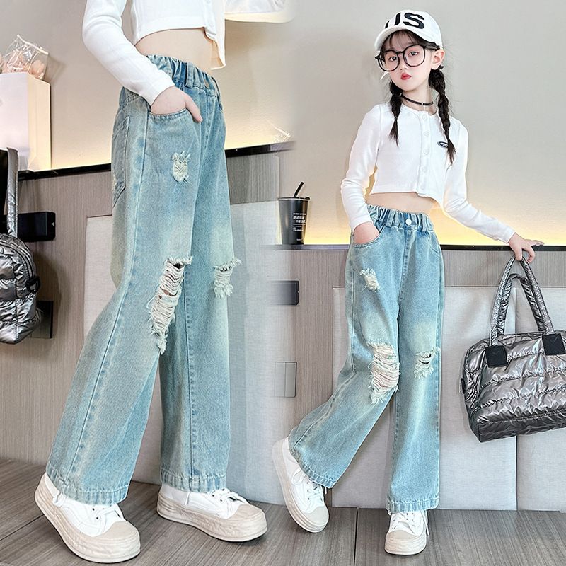 Zerrissene Jeans für Mädchen liegen im Loose-Fit-Jeans-Trend_voghion.com