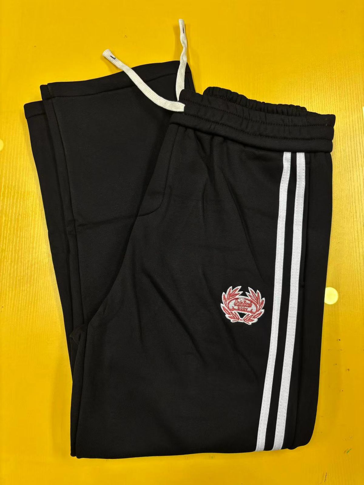 Herren-Jogginghose aus Fleece mit bestickten Buchstaben – elastischer Bund, Kontrastfarbe, lässige Sportbekleidung für Herbst und Winter_voghion.com