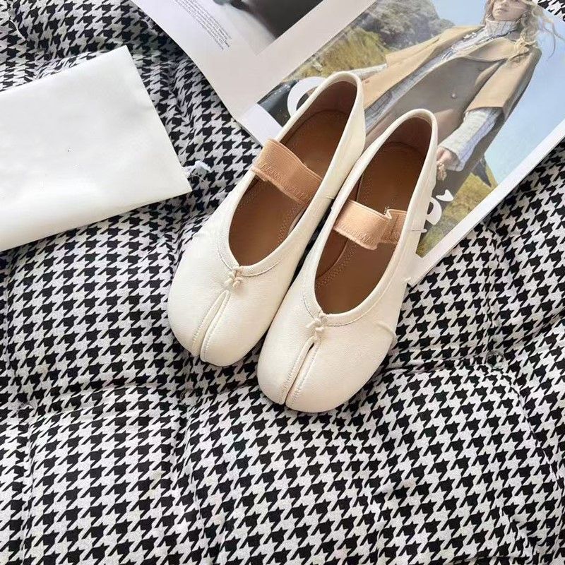 High-End-Hufeisen mit geteilter Zehenpartie 2025 Neue elastische Tabi-Ballettschuhe, flache Lederschuhe mit flacher Sohle für Damen_voghion.com