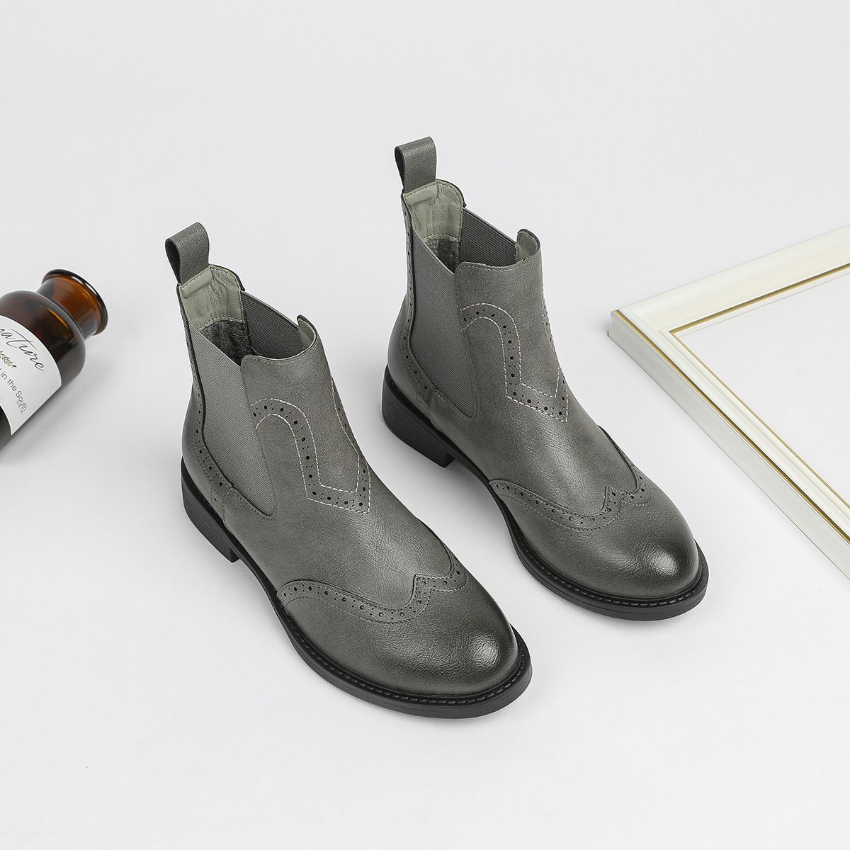 Neu Neue Runde Kappe Neue Für Frauen Britischen Brogue Geschnitzte Kurze Trendy High-Top Schuhe Pendler Weiche Rindsleder Stiefel_voghion.com