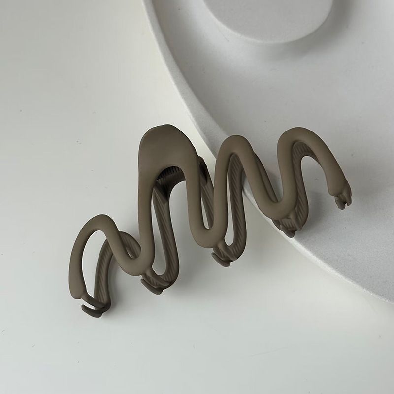 Vintage Simple Frosted Alloy Grab Clip Large Internet Celebrity 2023 New Arrival Shark Clip Instagram Style Hair Clip Women's Head Back_voghion.com