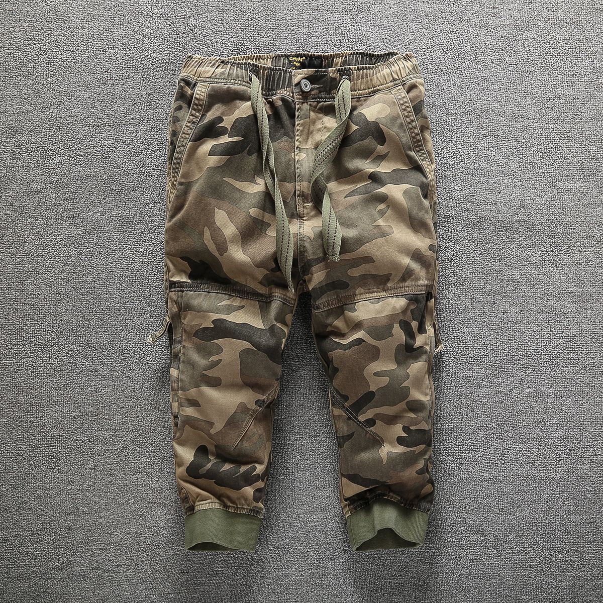 Pantaloni da lavoro larghi e casual da uomo, modello Capo Camouflage Mid, con allacciatura alle gambe_voghion.com