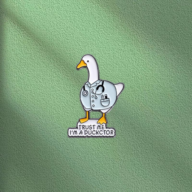 Neue Ente Arzt Legierung Emaille Brosche Cartoon Niedlichen Tier Abzeichen Kleidung Tasche Hut Zubehör_voghion.com