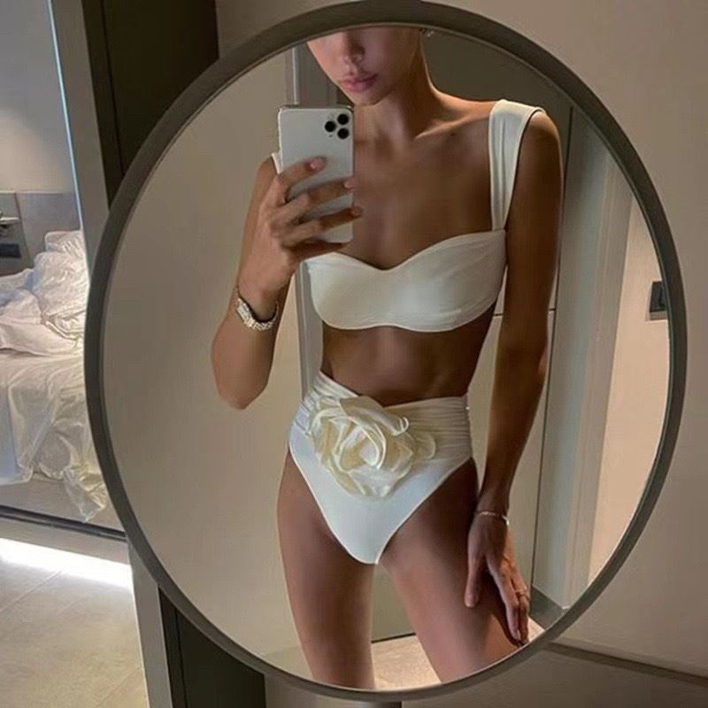 Costume da bagno da donna in stock con bikini a fiori bianchi 3D, semplice e alla moda, con cuscinetto per il torace, senza supporto in acciaio_voghion.com