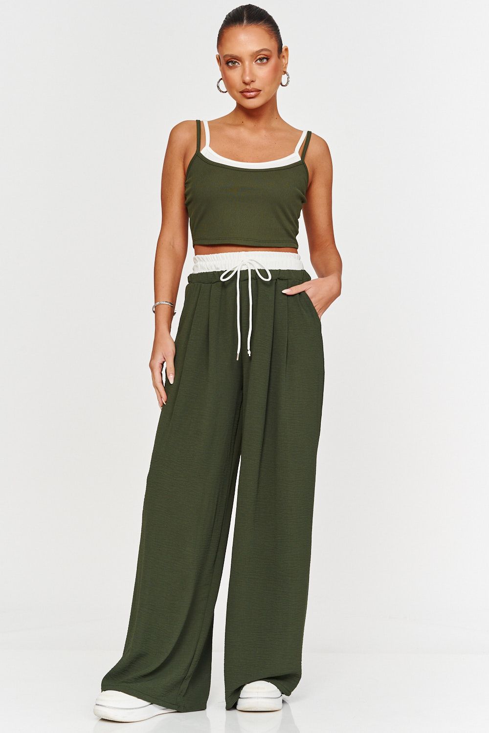 Completo casual da donna, stile corto, sexy, con bretelle a contrasto e pantaloni color block, due pezzi_voghion.com