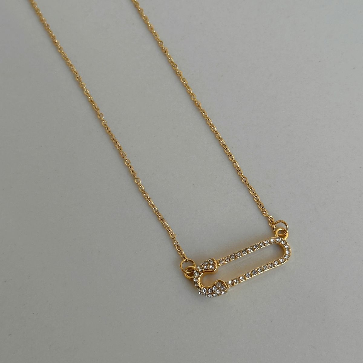 Ciondolo segnalibro unisex con graffetta in acciaio al titanio elettroplaccato, semplice e con zirconi._voghion.com