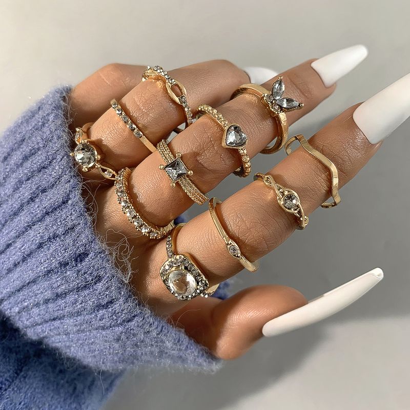 Set di dieci anelli in oro con farfalla, cuore e onda, geometrici e versatili, alla moda, con diamanti_voghion.com