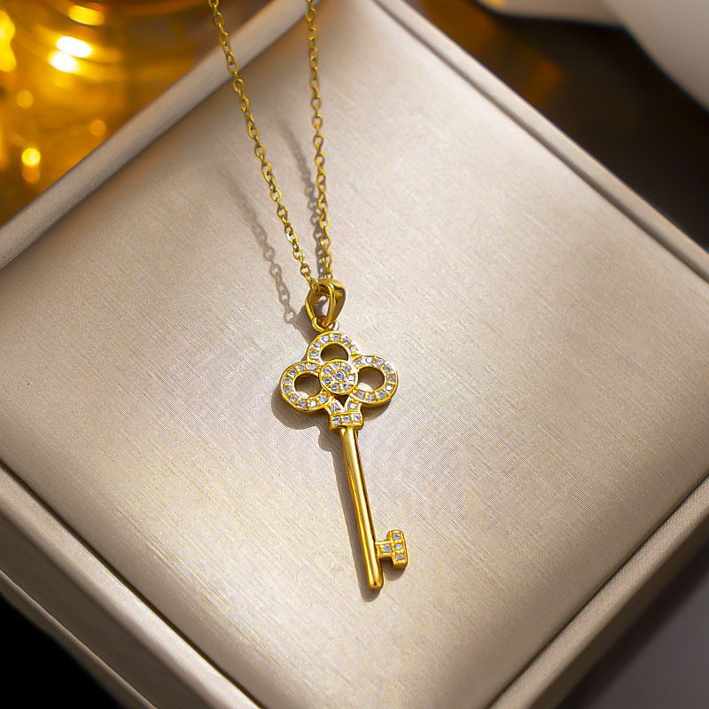  Collana da uomo e da donna in acciaio al titanio con chiave a trifoglio di fascia alta di design con stile di lusso leggero in oro genuino galvanizzato_voghion.com