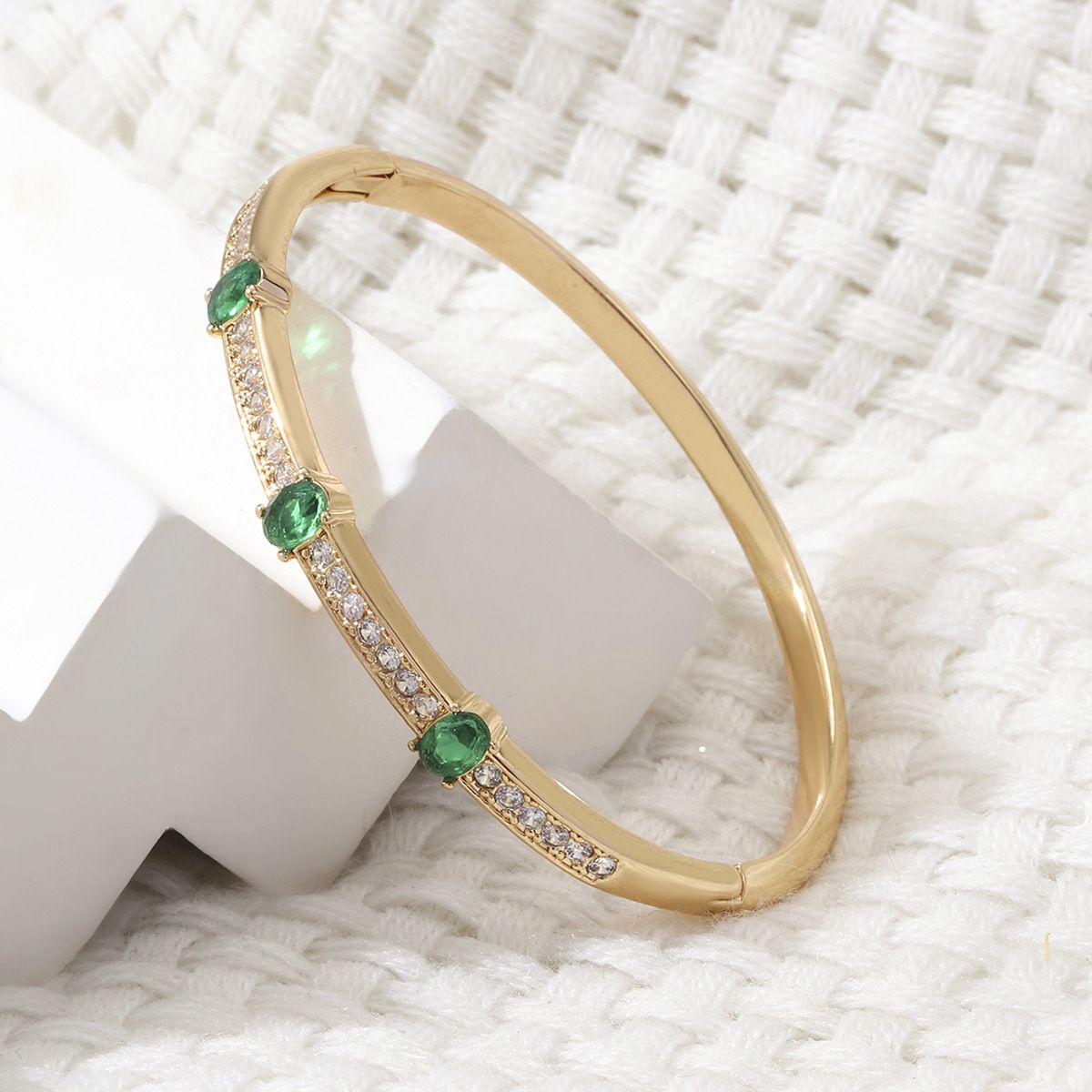 2025 neues Smaragd-Zirkon-Armband, Nischendesign, modischer High-End-Schmuck für Frauen_voghion.com