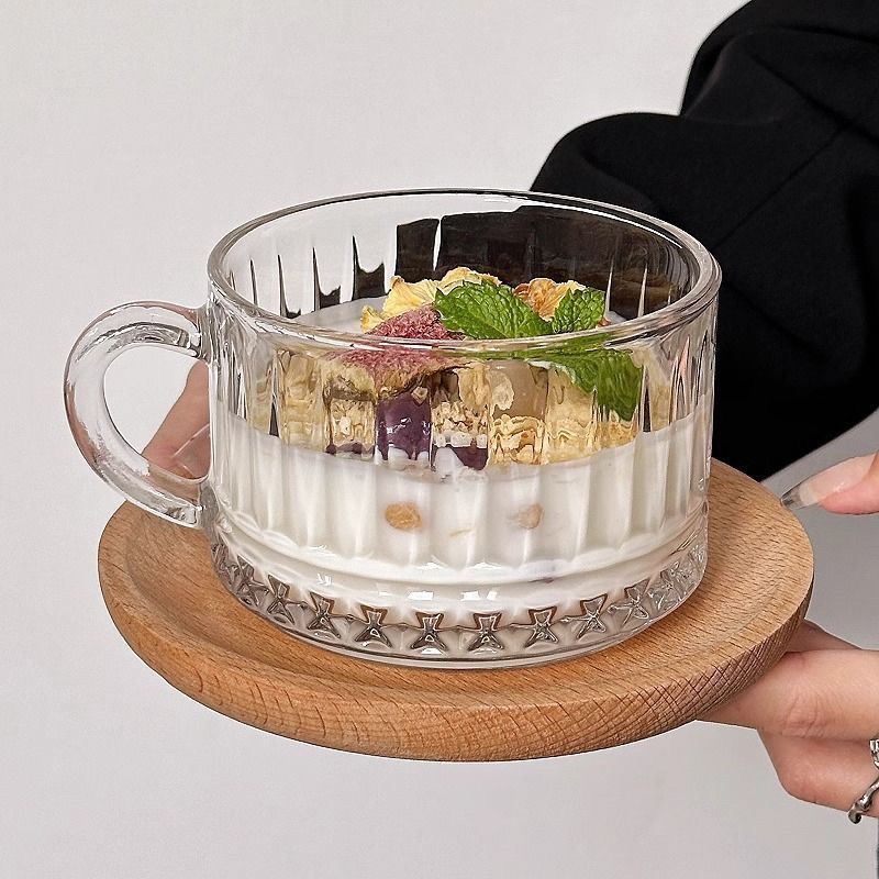 Minimalistischer flacher Mustergriff Milch Ins Style Eiskaffee Frühstück Haferflocken Großer Mund Saftbecher_voghion.com