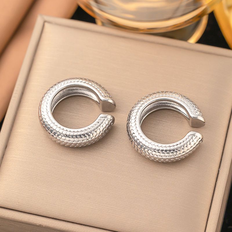 Boucles d'oreilles de célébrités d'Internet INS Wind, même style, en acier inoxydable, cylindre grossier, en forme d'écailles de poisson, clip d'oreille en forme de C, non_voghion.com