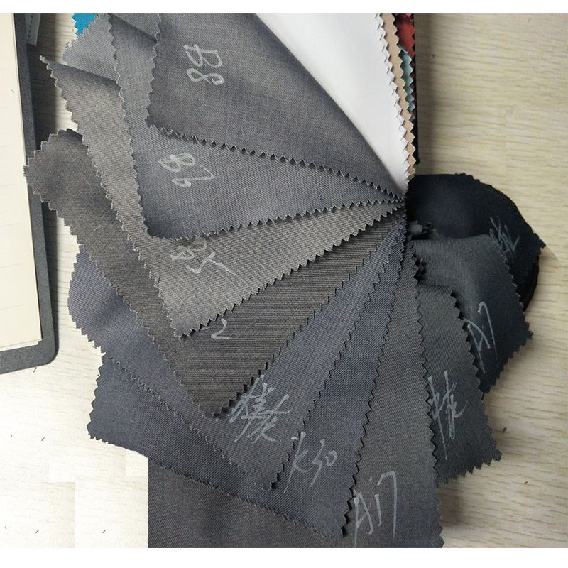 Männlicher weißer dreiteiliger Business-Casual-Anzug in Übergröße für den Bräutigam und die Trauzeugen bei einer Hochzeitsbankett_voghion.com