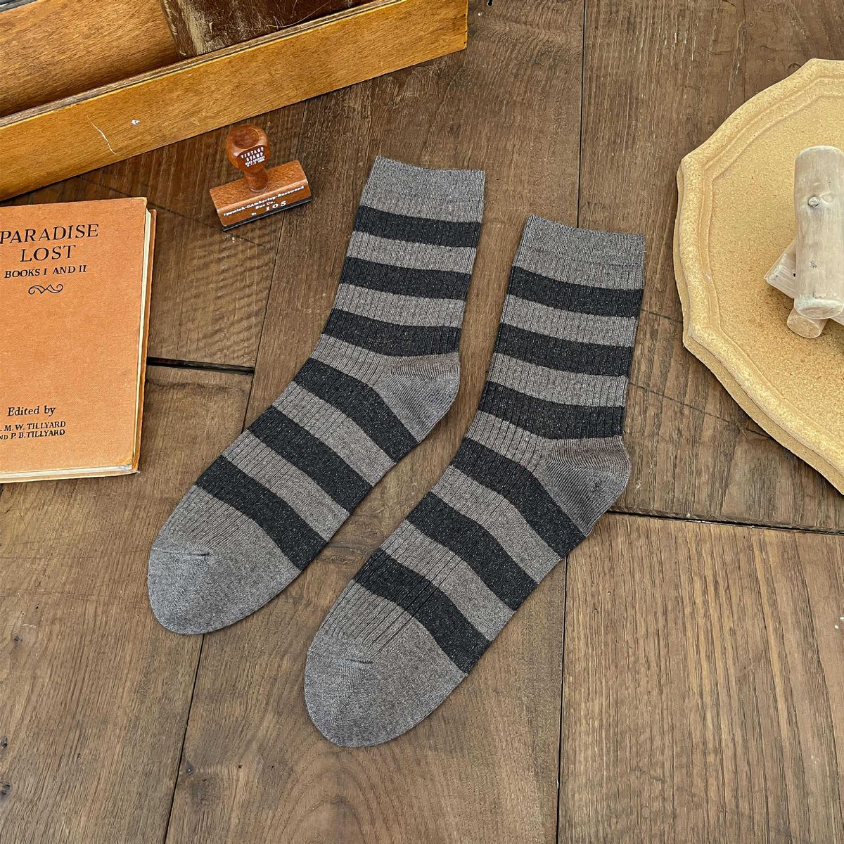 Crew Socks Gestreifte Kaschmirsocken für Herren für Herbst und Winter, vielseitig und lässig, weiche und klebrige Socken, modische kaffeefarbene Florsocken_voghion.com
