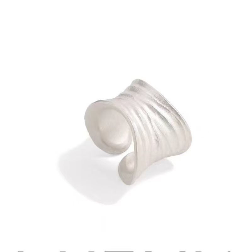 Minimalistischer Damenring mit einzigartig unregelmäßigem Design, personalisierbar, schlicht und vielseitig._voghion.com