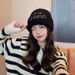 Cappello Cappello di lana marrone piccolo con viso scoperto per donna in autunno e inverno in versione di tendenza cappello caldo con protezione per le orecchie cappello lavorato a maglia cappello freddo cappello Baotou_voghion.com