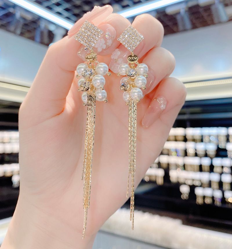 Boucles d'oreilles longues à pompon en perles et losanges micro-incrustés d'aiguilles argentées pour femmes, élégantes, à la mode, amincissantes, de style minimaliste_voghion.com
