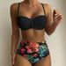 Dammekleeder Bikini mat Bedrécktem Héichtaille Split Badekostüm Frae-Tube-Top-Bikini_voghion.com