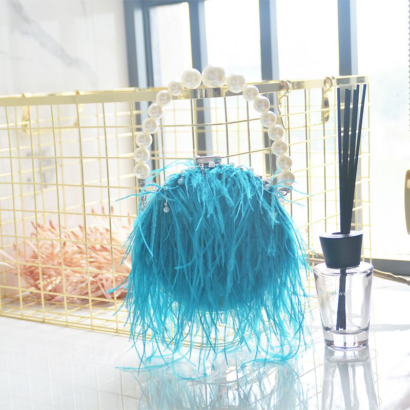 borsa da sera da donna con tracolla a catena in pelliccia di perle e piume di struzzo da sposa_voghion.com
