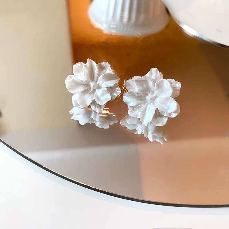 Pendientes personalizados sencillos y versátiles con diseño francés de flor de perla estilo aguja de plata para mujer_voghion.com