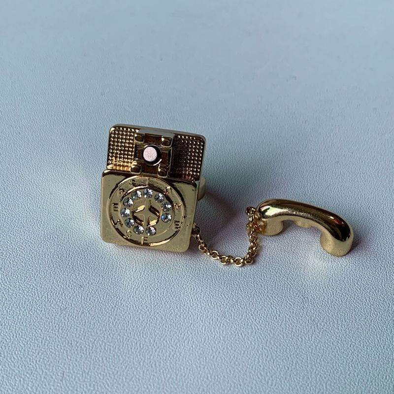 Anillo de moda con imán de teléfono antiguo esmaltado estilo chica sexy con diseño de nicho español_voghion.com