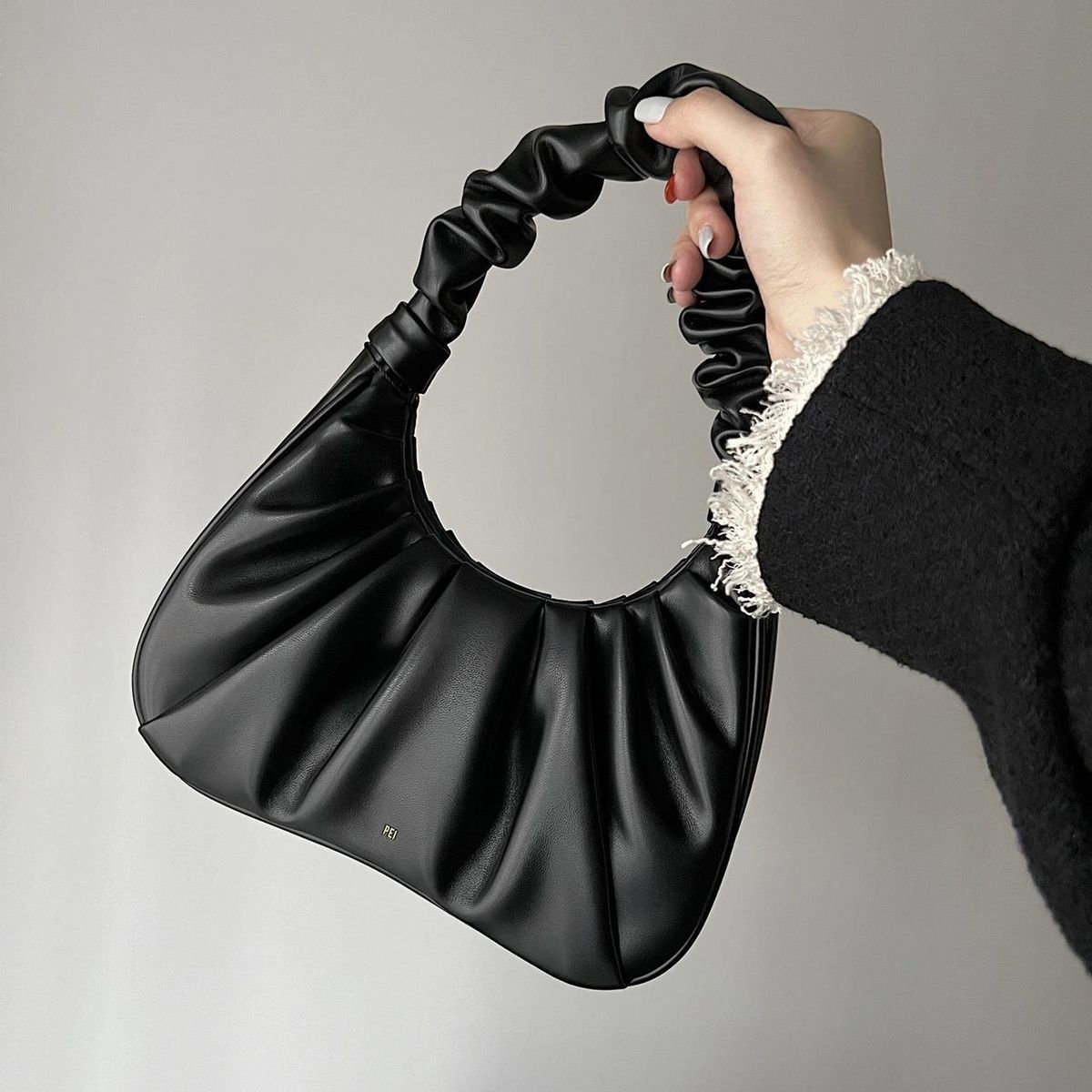 Ve a lugares ventosos, Liu Yifei. Mismo estilo JW Cloud Bag tacto de cuero suave. Bolso de mano bajo el brazo con pliegues_voghion.com