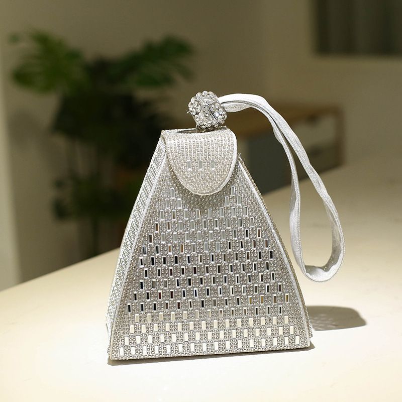 Borsa piccola triangolare personalizzata con diamanti incorporati per cena 2024 con rete idrica_voghion.com