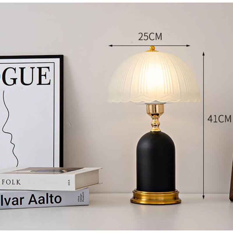 Minimalistischer Licht-Luxus-Tisch im modernen europäischen Stil, Internet-Promi, warme Hochzeit, High-End-Nachttischlampe für das Hauptschlafzimmer_voghion.com