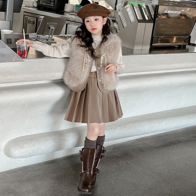 Koreanische Version des dreiteiligen Anzugs aus Pelzweste für Mädchen, Faltenrock aus Leder mit Perlenknöpfen und Pullover unten, modischer Anzug aus Kunstpelz_voghion.com
