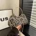 Borsa trapuntata con fibbia e chiusura a frizione con stampa leopardata e paillettes ricamate da donna, modello 2025_voghion.com