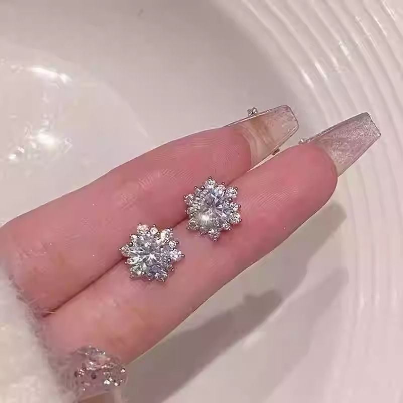 High-Value Zircon Snowflake For Women 2025 New Fashionable Elegant High-End Niche Design Earrings_voghion.com