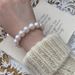 Bracciale da donna in stile semplice francese con perle barocche d'acqua dolce naturali, quasi rotonde, ad alta lucentezza._voghion.com