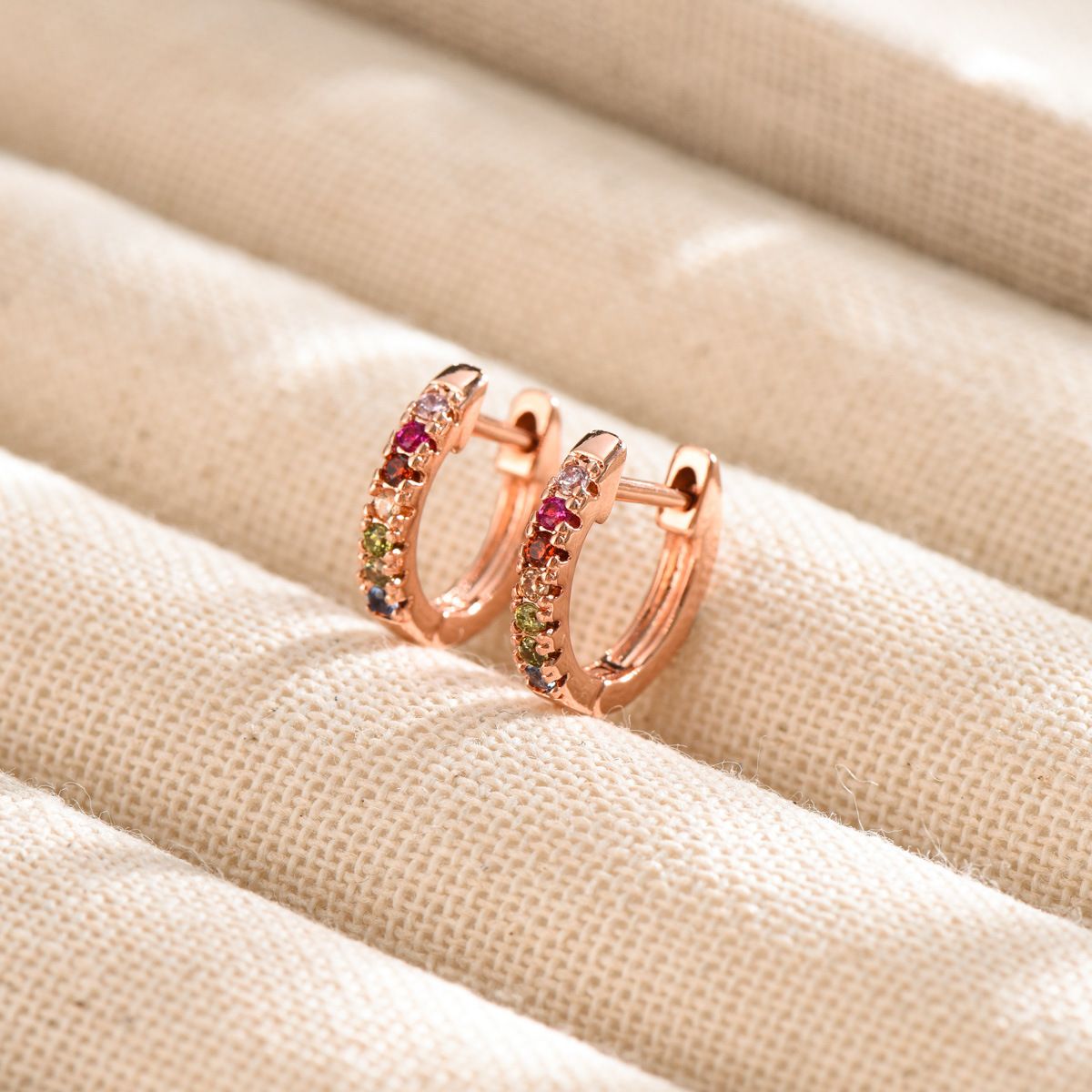 Orecchini di alta qualità, orecchini di nicchia con zirconi intarsiati color oro, orecchini geometrici con fibbia a forma di U e personalità_voghion.com