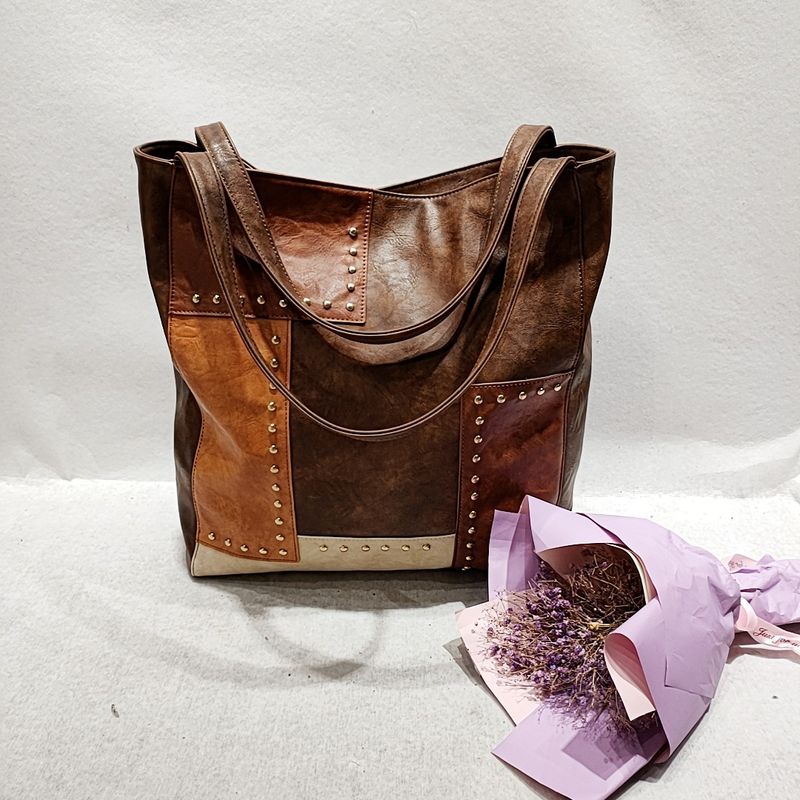 2023 Nuova vendita calda Moda retrò Rivetto Pannello a colori a contrasto Borsa a tracolla versatile Pendolarismo Borsa da donna semplice Tote_voghion.com
