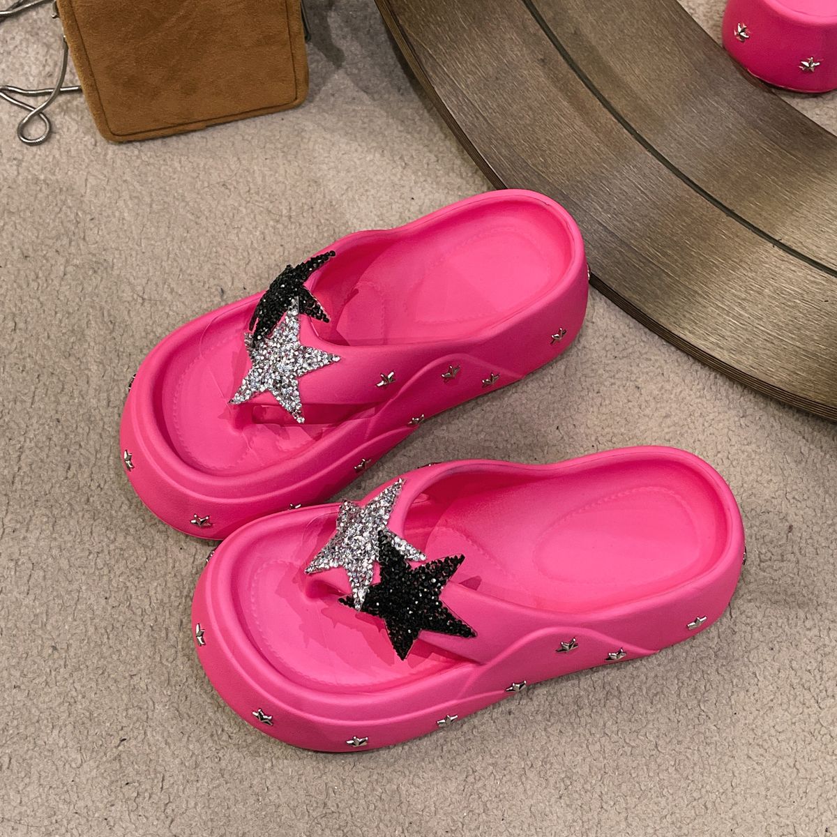 2024 nuove pantofole con suola spessa a forma di stella a cinque punte con strass per donna estate scarpe da spiaggia antiscivolo all'aperto con plateau e tacchi infradito alla moda_voghion.com