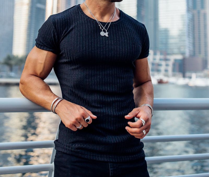 Vêtements pour hommes Sports Fitness T-shirt à rayures verticales tricotées T-shirt à col rond élastique à manches courtes pour hommes Vêtements d'été T-shirt court pour hommes_voghion.com