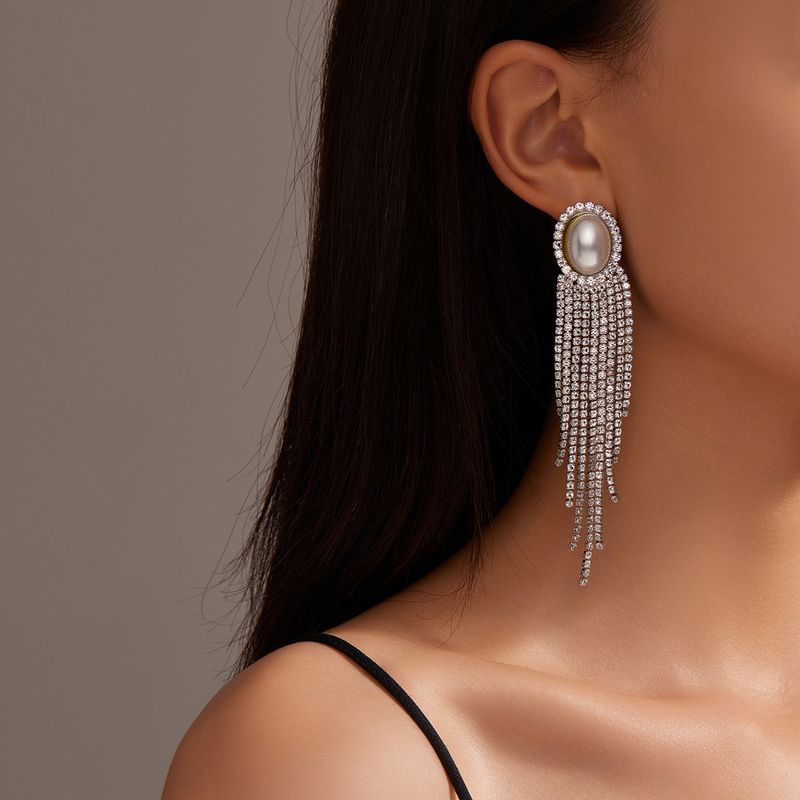Orecchini lunghi con nappe in strass alla moda e lucidi per le donne. Orecchini di lusso di alta gamma._voghion.com