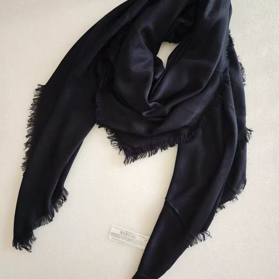 Scialle quadrato da donna alla moda_voghion.com