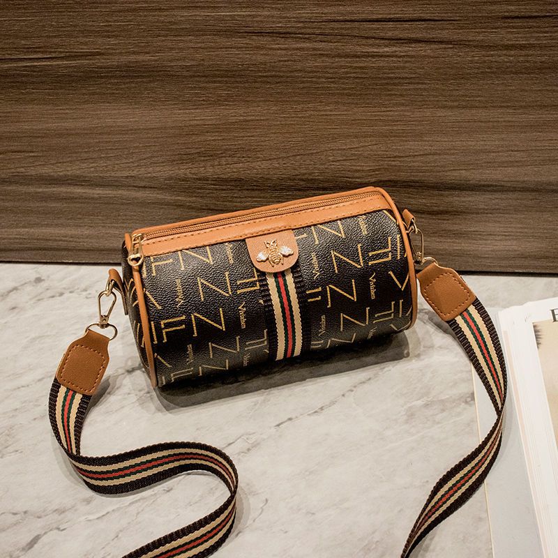 Cuscino stampato alla moda e alla moda per la primavera 2024 da donna con borsa a tracolla coreana_voghion.com