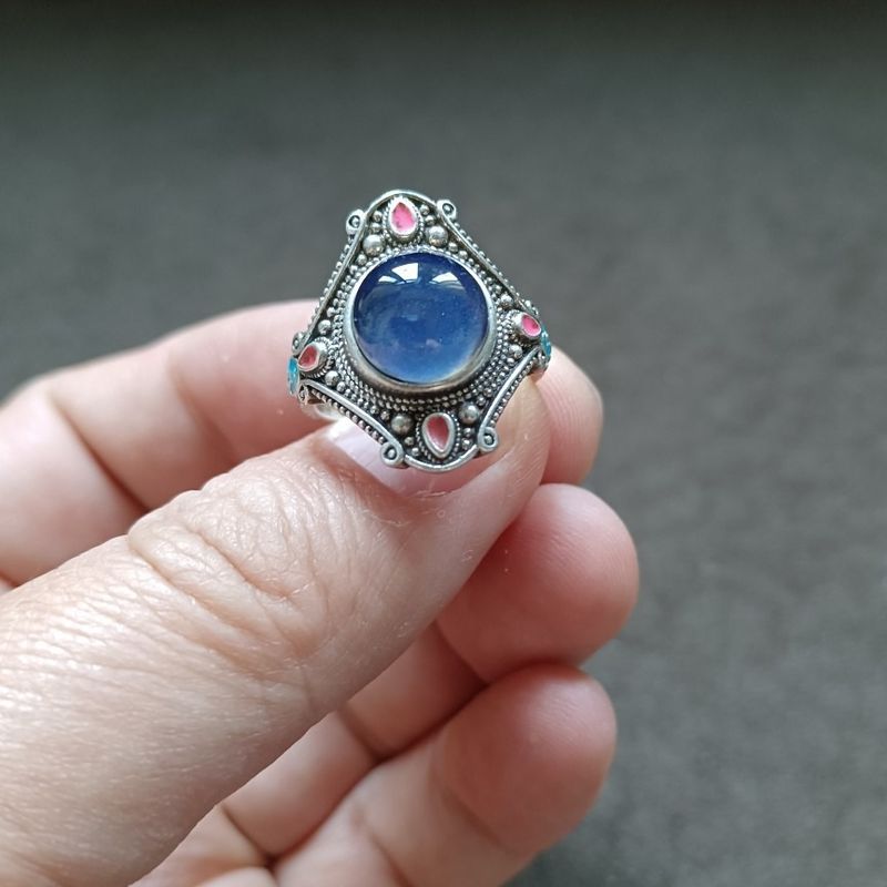Anello da donna in argento tibetano cloisonné con pietra intarsiata e patinata, area di restituzione della collezione antica_voghion.com